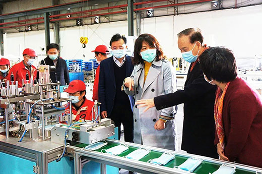 青浦区委副书记杨小菁等领导一行考察xk星空官网全自动口罩生产流水线设备